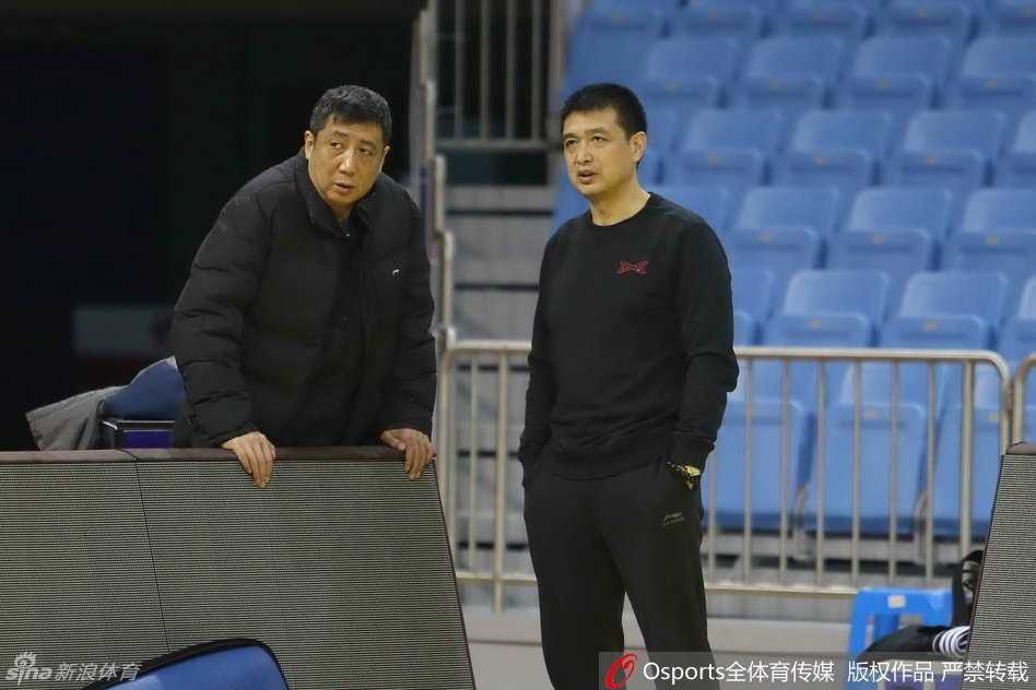 寒冬中的卫冕冠军:北京首钢常规赛收官战前众生相 训练结束后,马布里神情严肃地握紧双拳,面对围拢过来的队友大声呼喊,提醒大家保持专注,在这寒冷的冬日客场,他的斗志依然如火般炽热。