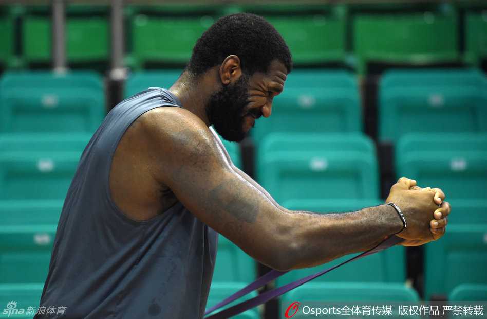 完成一组力量训练后，哈达迪露出了孩子般的灿烂笑容，汗水顺着脸颊滑落，看得出他很享受在四川男篮这个大家庭里的训练氛围。