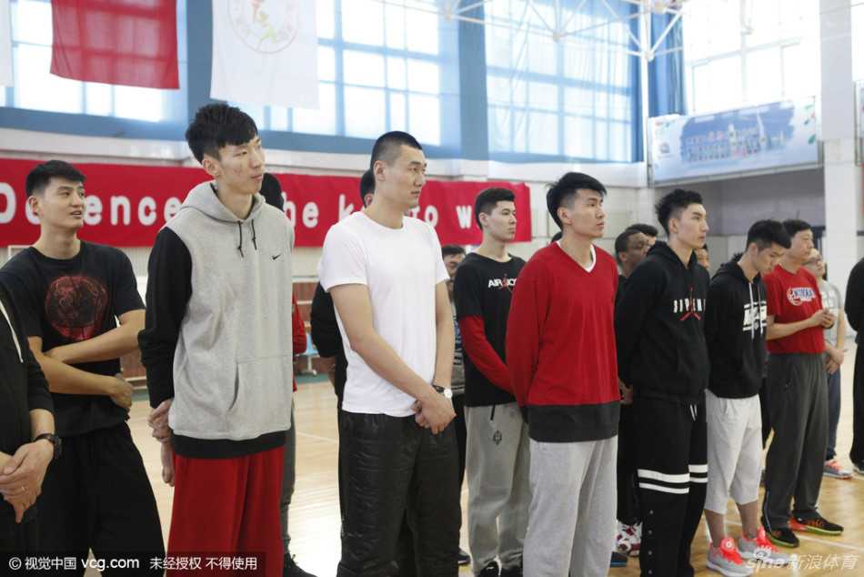 镜头拉近，一位新疆男篮的队员手中紧握着红色的慰问红包，背景是悬挂着巨大篮筐的训练墙，他的眼神中流露出超越年龄的沉稳与坚定