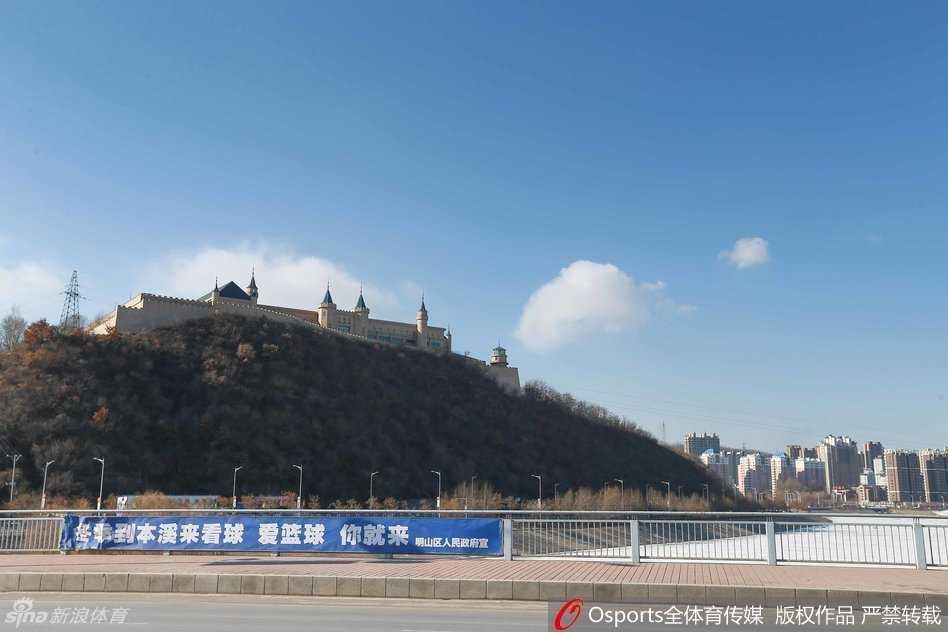 寒冬里的篮球火:本溪主场静候总决赛盛事 比赛结束后,球迷们有序地走出体育馆,夜色中有人兴奋地挥舞着围巾,有人还在与同伴热烈地讨论着刚才的精彩进球,远处城市灯火阑珊,映照着他们意犹未尽的脸庞