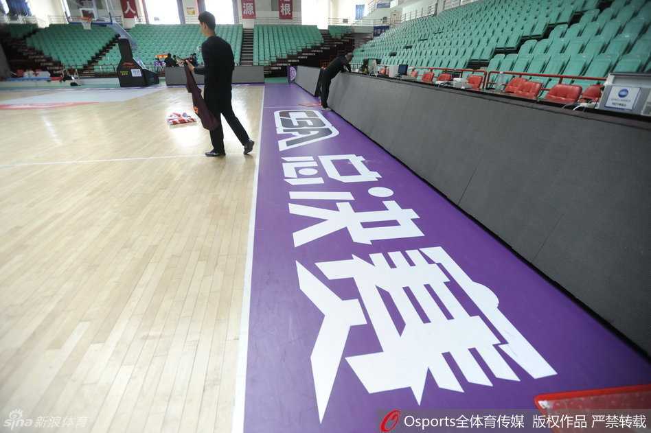 寒冬里的篮球火:本溪主场静候总决赛盛事 体育馆外墙上挂满了球迷自发制作的助威标语,红底白字写着‘削他’等响亮口号,每一个字都力透纸背,凝聚着球迷们最质朴最狂热的情感与期待