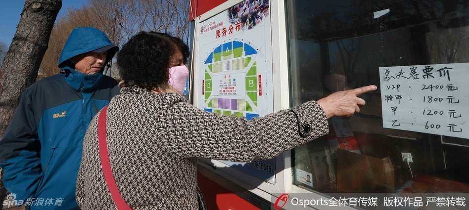 寒冬里的篮球火:本溪主场静候总决赛盛事 辽宁队的铁杆球迷们手持助威棒,脸上涂着油彩,即便在比赛结束后依然聚集在场馆外不愿离去,他们高喊着球员的名字,用最热烈的方式表达着对家乡球队不离不弃的支持