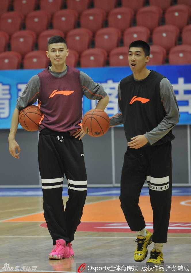型男组合在训练场上亮相，李根与队友们站成一排，硬朗的线条和专注的神情相得益彰，展现了飞虎男篮帅气与实力并存的一面。