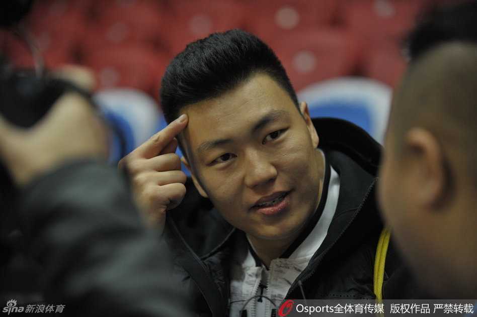 李根将手指抵在额头，仿佛在思考着战术板上的奥秘，又像是在向队友发出一个无声的信号，型男气质尽显无遗。