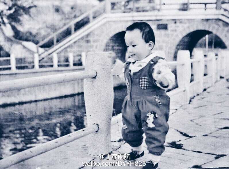 寻找时光里的“小小巨人”:中国男篮铁汉们的纯真童年 童年时的丁彦雨航穿着笔挺的小礼服,怀里紧紧抱着一个可爱的洋娃娃,眉眼清秀,脸蛋肉嘟嘟,活脱脱像个从年画里走出来的童星,眼神里还带着一丝不服输的倔强。