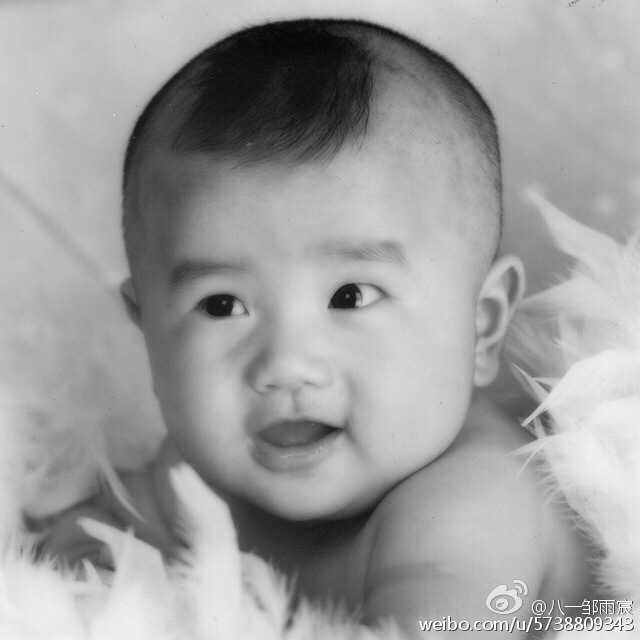 寻找时光里的“小小巨人”:中国男篮铁汉们的纯真童年 可兰白克儿时的照片中,他依偎在母亲身边,两人五官惊人地相似,仿佛是复制粘贴一般。小小的可兰戴着柯南式的黑框眼镜,乖巧可爱,宛如一个安静的学霸。