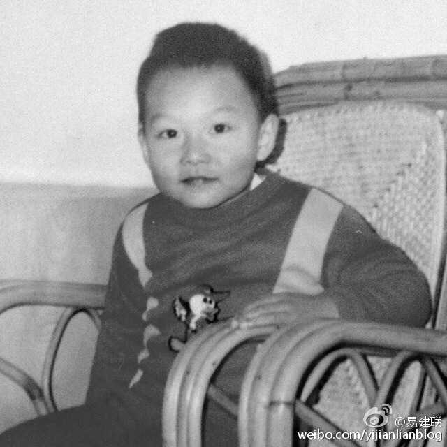 寻找时光里的“小小巨人”:中国男篮铁汉们的纯真童年 小时候的周琦身穿红色运动服,面对镜头比划着投篮手势,表情腼腆却又透着机灵。即使在当时,他明显高于同龄人的个头已经让他有了几分“小巨人”的影子,稚气未脱的脸上写满了对未来的憧憬。