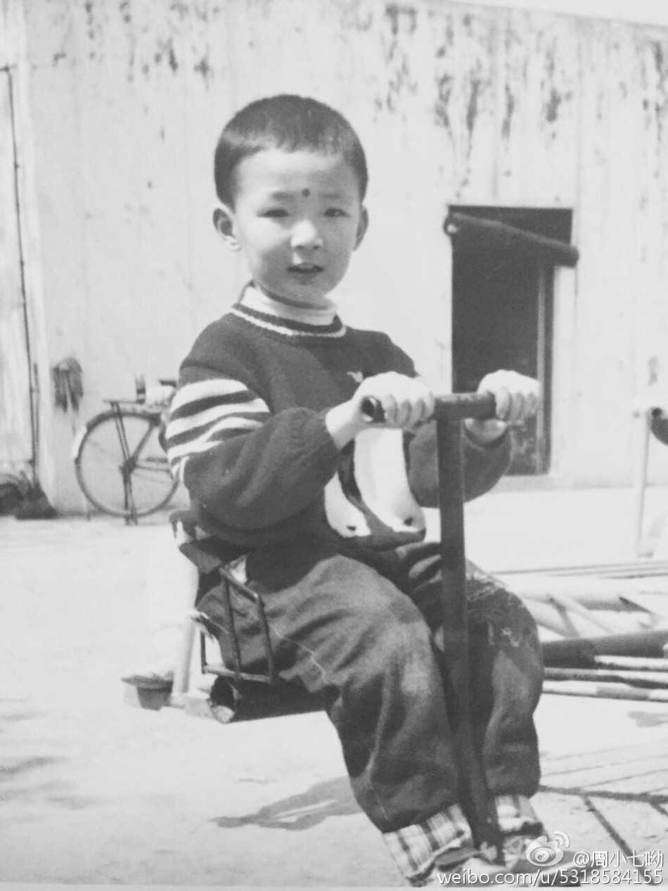 寻找时光里的“小小巨人”:中国男篮铁汉们的纯真童年 童年李根摆出一个搞怪的姿势,脸蛋圆嘟嘟的像个年画娃娃,眉眼间透着一股调皮劲儿。虽然身体还没有后来那般强壮,但那股子“焦作勒布朗”的霸气似乎已在他小小的心灵里生根发芽。