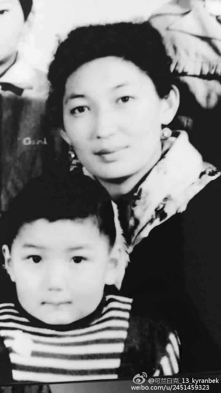 寻找时光里的“小小巨人”:中国男篮铁汉们的纯真童年 童年时期的睢冉,眉清目秀,活脱脱一个文艺少年。他穿着整洁的服装,眼神清澈,与后来在赛场上留着络腮胡、满身纹身的硬汉形象形成了巨大反差,让人惊叹岁月这把“杀猪刀”的神奇。