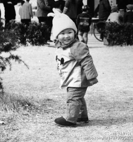 寻找时光里的“小小巨人”:中国男篮铁汉们的纯真童年 少年易建联身披一件宽大的球衣,在简陋的室外球场边露出一口白牙,笑得阳光灿烂。他那时的四肢已经显得异常修长,仿佛天生就是为篮球而生的“排骨飞人”雏形。