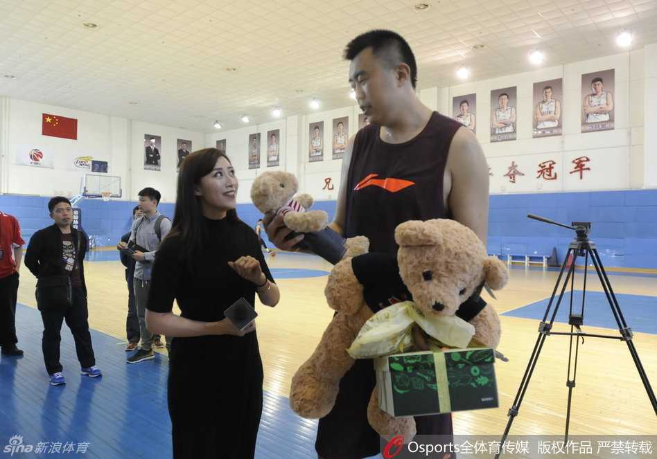 韩德君头戴生日皇冠，脸上已被队友抹上奶油，却笑得格外开心，憨厚的模样宛如辽篮吉祥物般的可爱存在