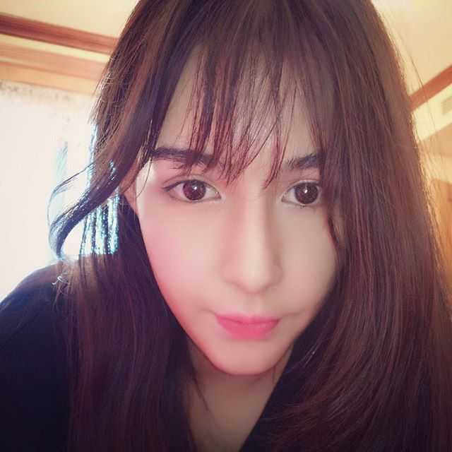 将门之后:阿的江女儿阿迪娜的清纯岁月与排球情缘 童年阿迪娜身穿彩色条纹衫,对着镜头比出胜利的手势,脸上洋溢着天真烂漫的笑容,眉眼间能看出如今清纯模样的雏形,十分惹人喜爱。