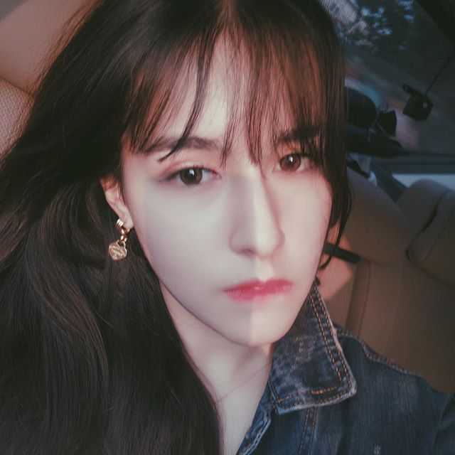 将门之后:阿的江女儿阿迪娜的清纯岁月与排球情缘 小时候的阿迪娜与哥哥阿尔斯兰同框,兄妹俩穿着厚实的冬装,哥哥眼神中带着对妹妹的宠溺,妹妹则乖巧地站在一旁,画面温馨有爱。