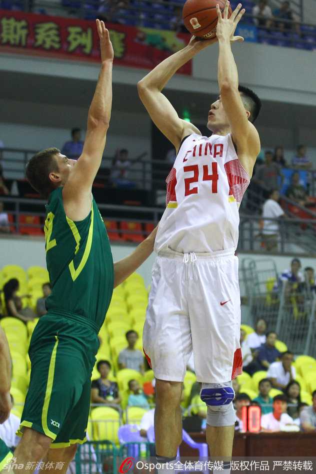 陶汉林接队友传球后，面对防守人强行起跳上篮，他利用强壮的身体在空中保持平衡，对手只能望球兴叹。