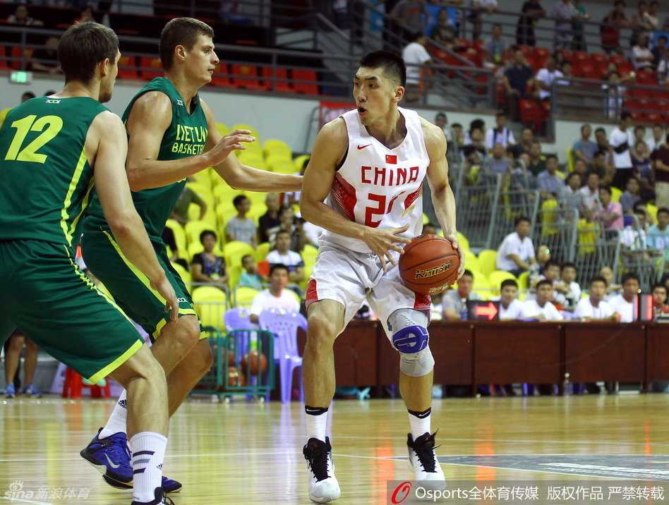 小鲨鱼陶汉林在禁区边缘用敦实的身体卡住对手，目光如炬地观察着队友的跑位，随时准备将球传给出现机会的同伴。