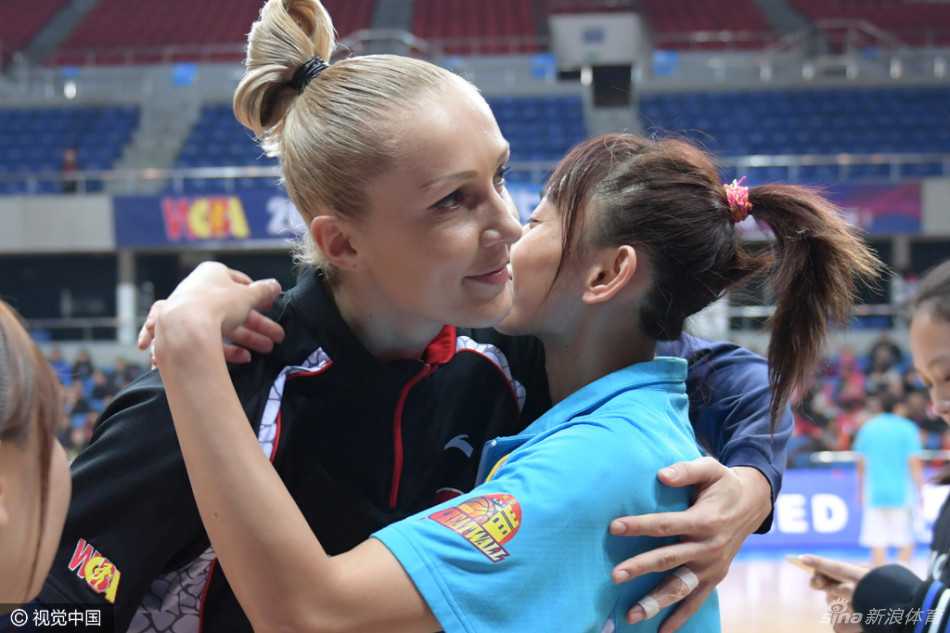 叶莲娜微笑着接过礼物，两人之间的隔阂在这一刻烟消云散，她们的手紧紧握在一起。