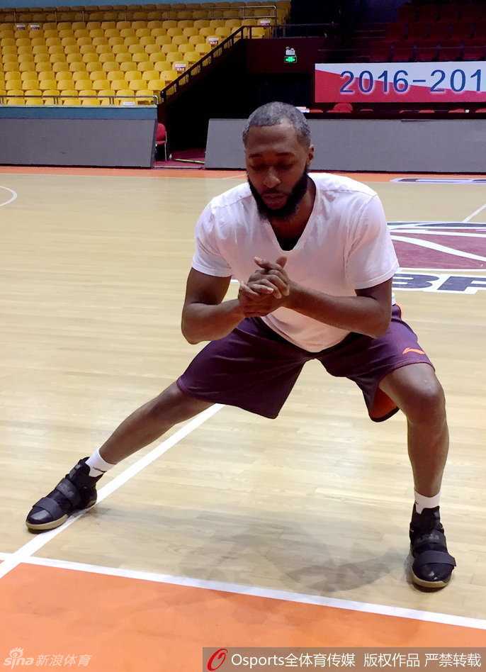 山东新援普莱斯火线驰援,战旧主首秀演绎“天意”对决 普莱斯在山东男篮训练馆中目光坚定,专注进行投篮热身,举手投足间流露出迎接老东家的自信