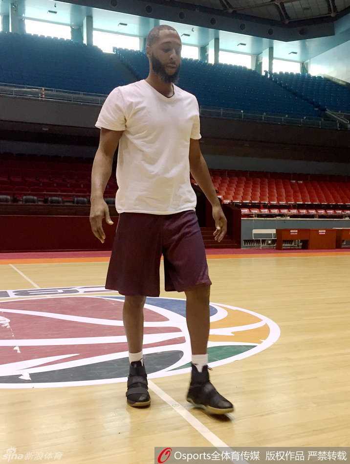 山东新援普莱斯火线驰援,战旧主首秀演绎“天意”对决 训练场上普莱斯持球突破,眼神犀利,新队友在其身后积极跑位,团队配合的默契正在无声中建立