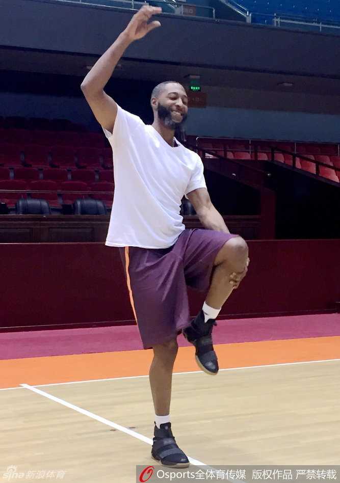 山东新援普莱斯火线驰援,战旧主首秀演绎“天意”对决 普莱斯在训练中出手三分,手型标准,皮球在空中划出优美弧线,仿佛预示着未来比赛中的关键一击