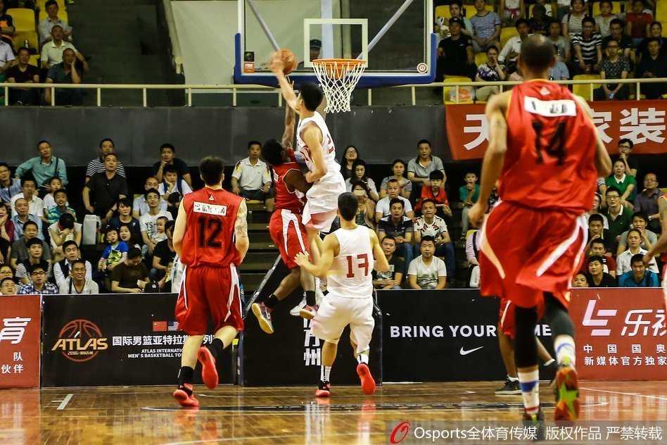 国奥队员正在进行赛前上篮热身，动作舒展，全神贯注地寻找比赛感觉。