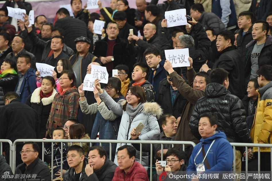 身穿白色战袍的山西队球员们在场上奋力拼搏，但看台上那道由标语组成的白色飘带始终挥之不去，仿佛在告诉场上的队员：你们不是在孤军奋战，身后是整座城市的怒吼。