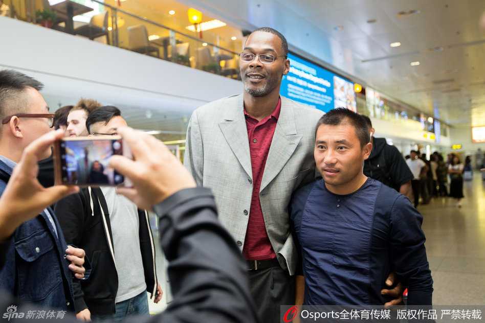 戴着眼镜、胡子花白的罗德格里格尔走出通道，脸上洋溢着慈父般的笑容，他高举手臂向久违的吉林球迷大声问候，仿佛一位远行的大家长终于归巢。