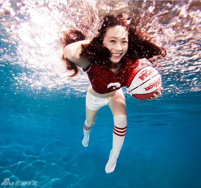 巅峰啦啦队高挑美女晓宁:水下圣诞街拍大长腿魅力无限 水下光影迷离,晓宁身姿曼妙,仿佛深海精灵