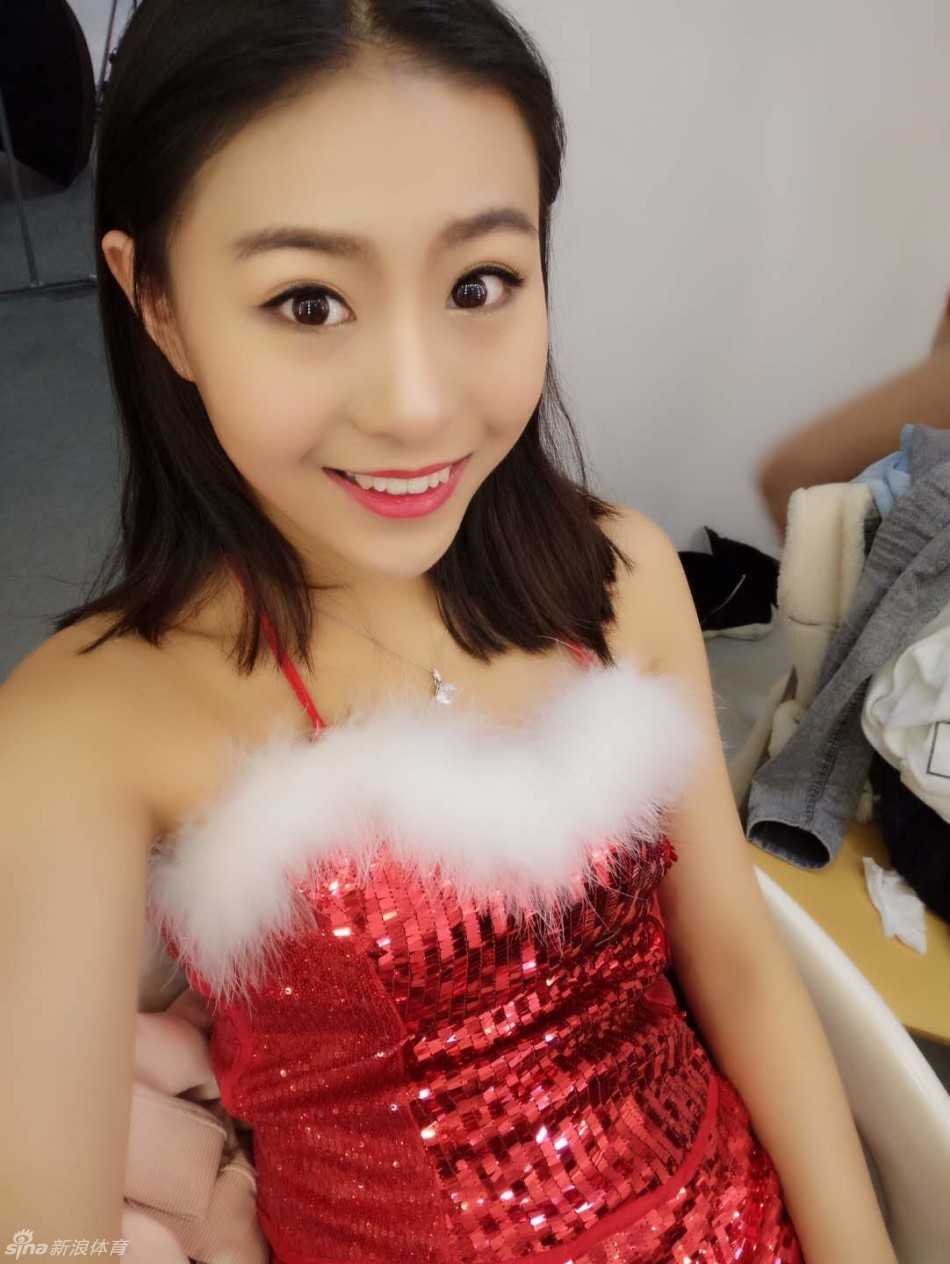 巅峰啦啦队高挑美女晓宁:水下圣诞街拍大长腿魅力无限 晓宁在水中舒展身体,长发如海藻飘动,画面唯美如童话