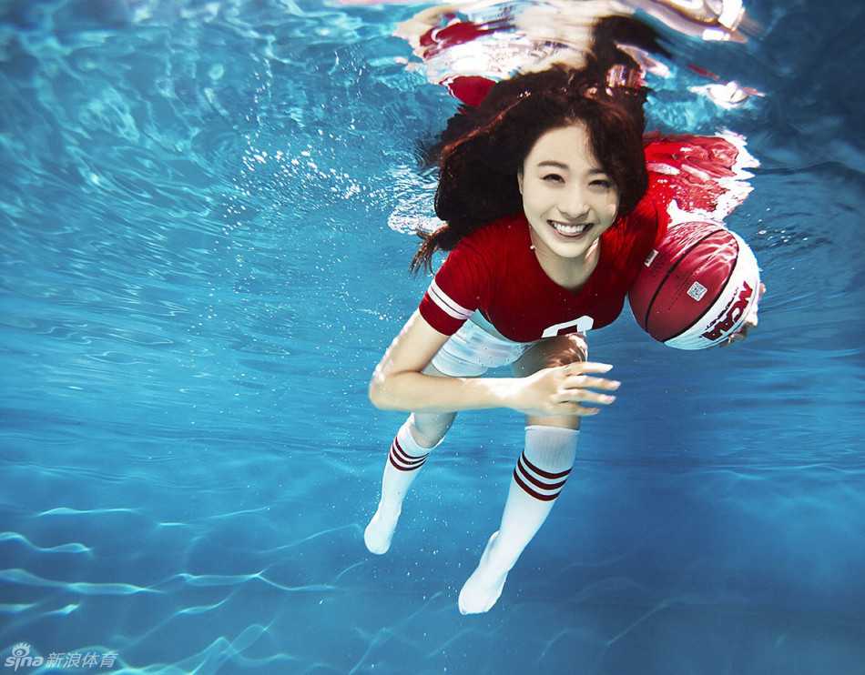 巅峰啦啦队高挑美女晓宁:水下圣诞街拍大长腿魅力无限 晓宁头戴鹿角,身穿圣诞麋鹿紧身裙,笑容甜美又俏皮