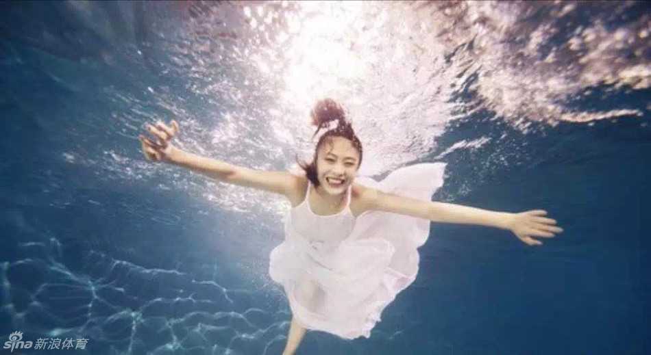 巅峰啦啦队高挑美女晓宁:水下圣诞街拍大长腿魅力无限 五棵松街角,晓宁一袭紧身银色长裙,身材曲线玲珑,气质冷艳