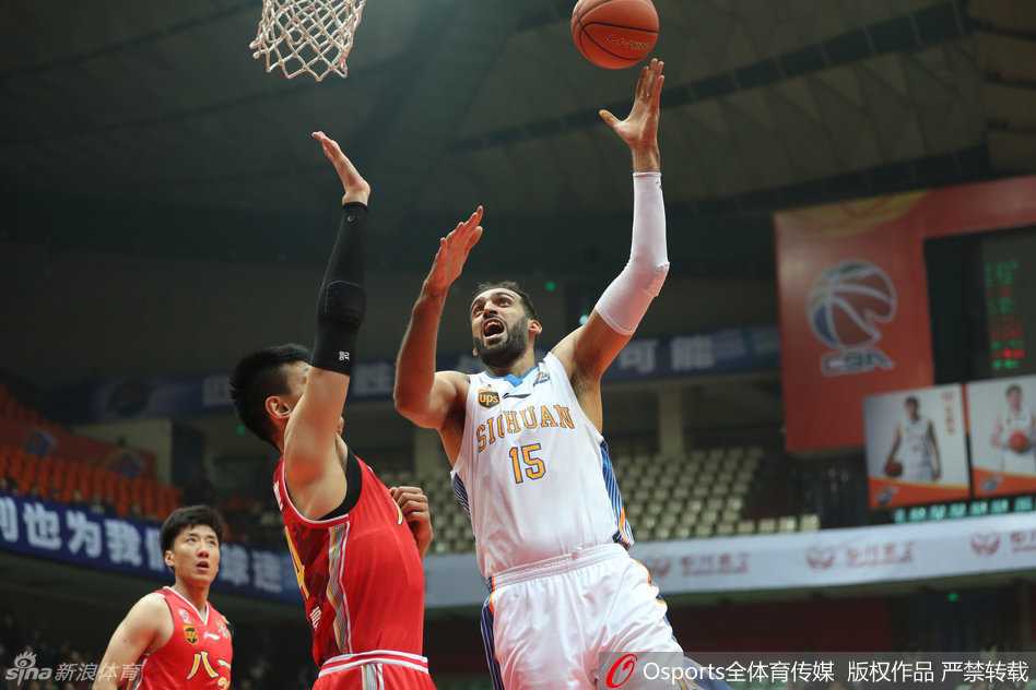 哈达迪篮下教科书级别的背身单打，利用宽厚的身体卡住防守位置，随后轻巧转身勾手投篮，让对方防守球员无可奈何