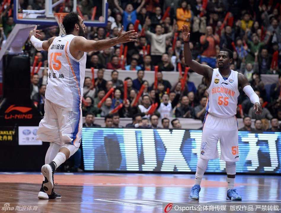 夺冠后的哈达迪成为媒体追逐的焦点，他被记者团团围住，手中的话筒如林，这位伊朗中锋的脸上带着些许疲惫，但更多的是胜利后的从容与骄傲。