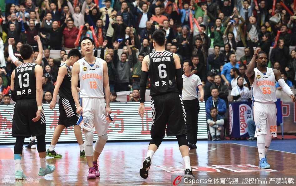 内线肌肉碰撞的缩影，韩德君背身全力顶防哈达迪，试图用力量阻挡对手的进攻，而哈达迪则沉稳地持球，寻找转身的机会。