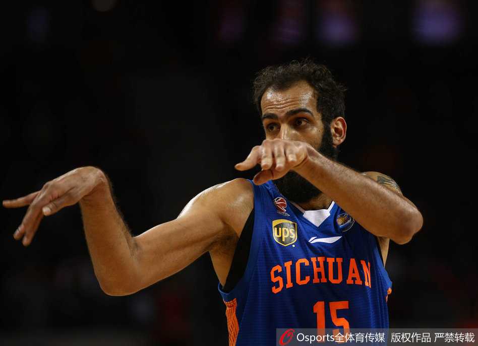 周鹏弯下腰，张开双臂，全神贯注地盯着对手，用他标志性的长臂和灵活的脚步在外线筑起一道防守大闸。