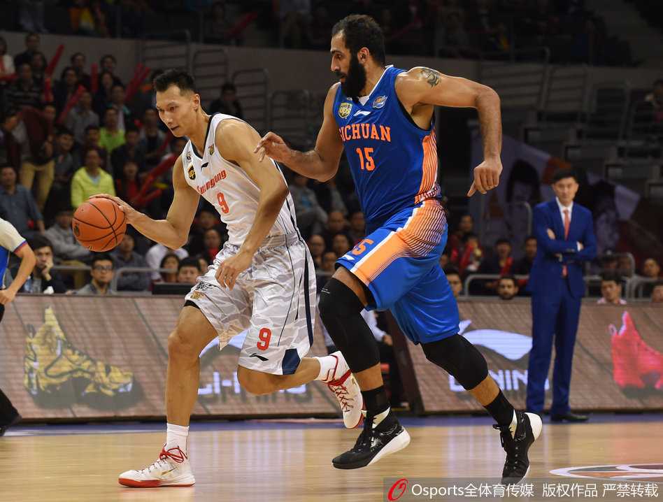 哈达迪张开长臂守护禁区，易建联持球试图突破，两人在篮下进行着激烈的身体对抗和篮板卡位。