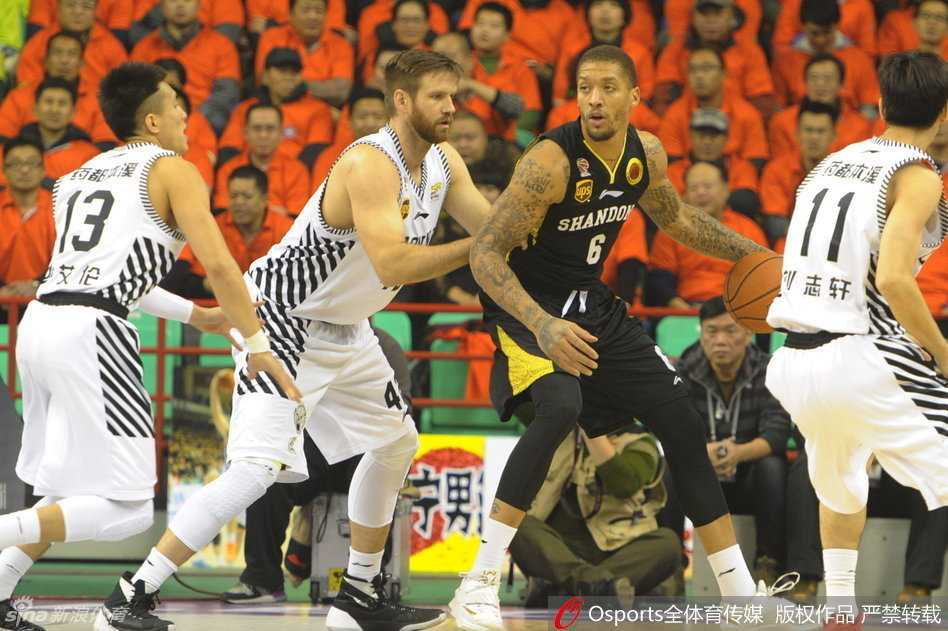巅峰对决:比斯利狂潮遇辽篮铁骑,郭艾伦领航群星闪耀 比斯利在双人包夹的缝隙中送出精妙传球,眼神凌厉,仿佛能洞察全场每一个队友的跑位。