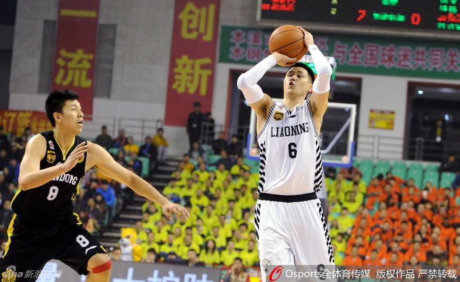 巅峰对决:比斯利狂潮遇辽篮铁骑,郭艾伦领航群星闪耀 陶汉林面对韩德君的封盖强行上篮,两人肌肉紧绷,对抗激烈,充满了内线搏杀的原始张力。