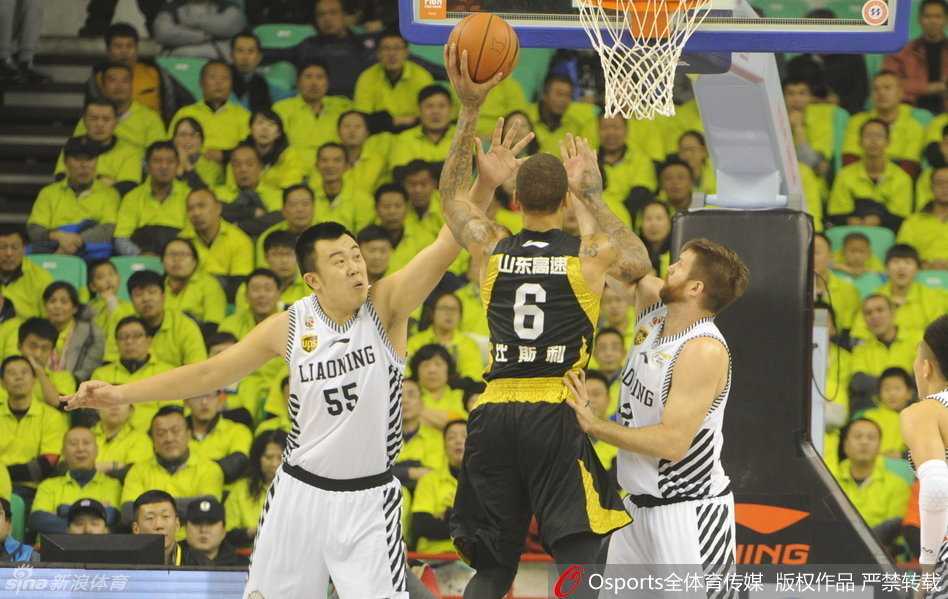 巅峰对决:比斯利狂潮遇辽篮铁骑,郭艾伦领航群星闪耀 兰多夫单手劈扣瞬间,身体在空中完全舒展,手臂肌肉线条分明,仿佛一头暴起的猛兽。