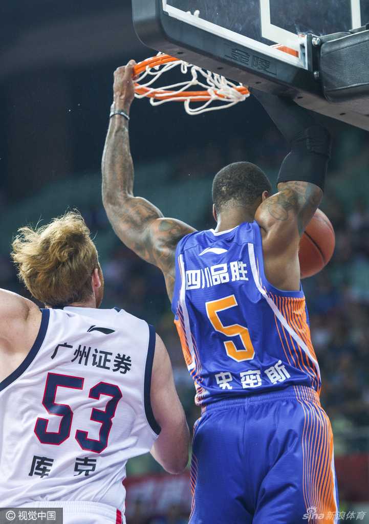 约什·史密斯霸气侧漏，高高跃起准备完成一记雷霆万钧的双手暴扣