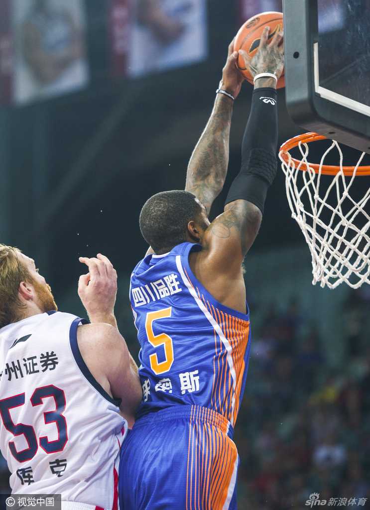 伊朗巨塔哈达迪在对手内线强硬卡位，双手接球准备完成强力扣杀