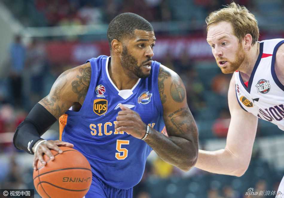 约什·史密斯如猎鹰般迅疾启动，加速过掉防守球员，展现惊人爆发力