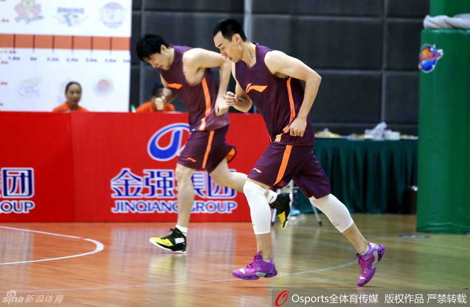 张春军在折返跑测试中咬牙冲刺，他面目略显狰狞，青筋暴起，每一滴汗水都在诉说着体测的残酷与他的全力以赴。