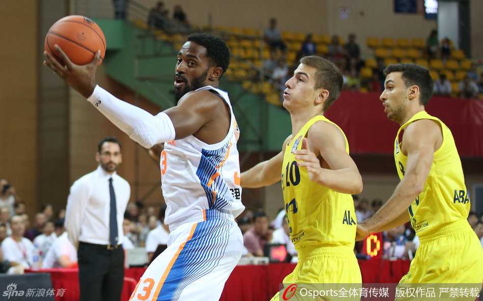 川军激战柏林欧绿保 刘炜首秀闪耀成都 硬汉张春军篮下卡位背身单打,他用强壮的身躯扛开防守,展现出总决赛级别的对抗强度