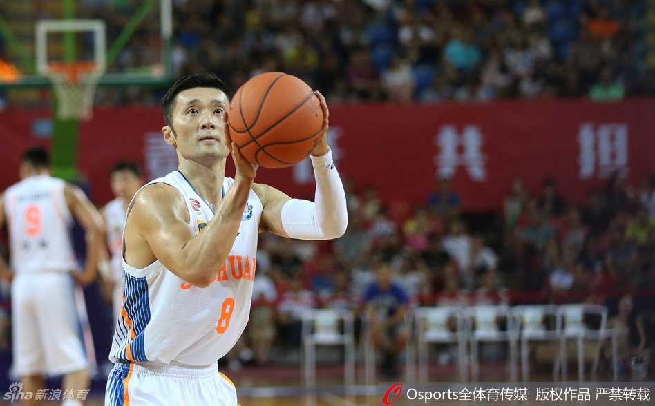 川军激战柏林欧绿保 刘炜首秀闪耀成都 迈克·哈里斯面对欧洲防守悍将,从容做出后撤步跳投,篮球在空中划出完美弧线直奔篮筐