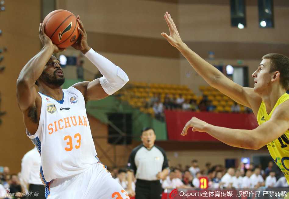 川军激战柏林欧绿保 刘炜首秀闪耀成都 神射手孟达持球瞬间犹如利剑出鞘,面对扑防的德国球员,他冷静观察着场上的每一个跑位