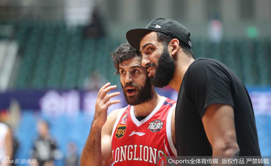 川军激战绵阳,刘炜掌舵难阻加时惜败 兰皮背身单打巴蒂斯塔,两人下肢激烈对抗,巴蒂斯塔手臂紧贴对手腰部寸步不让