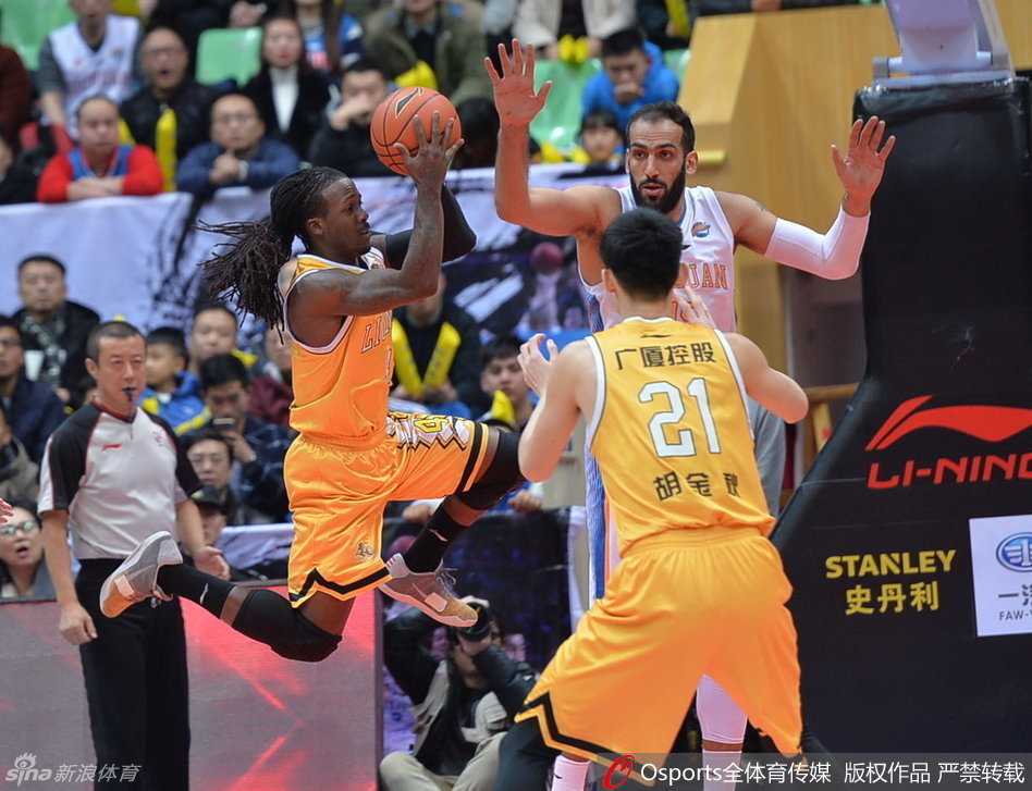 哈达迪在三人合围中依然无所畏惧，他用强壮的身躯扛开空间，眼神中满是对胜利的渴望