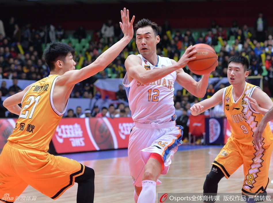 孟达如一道银色闪电撕裂广厦防线，他犀利的突进为四川队吹响了进攻的冲锋号