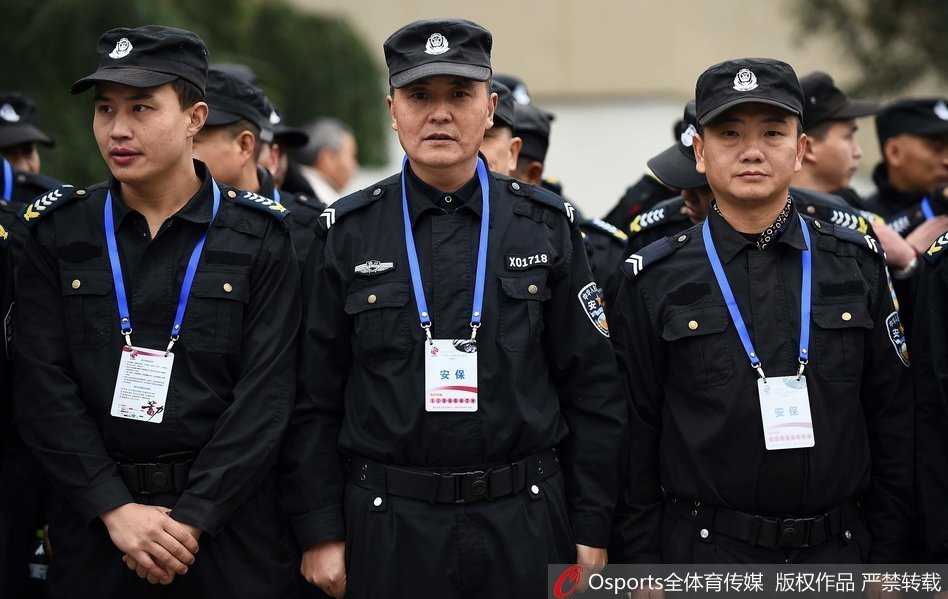 比赛结束后，大批安保人员依然坚守到最后一刻，他们排成整齐的队列，目送最后一批球迷和球员车辆安全离场，确保万无一失。