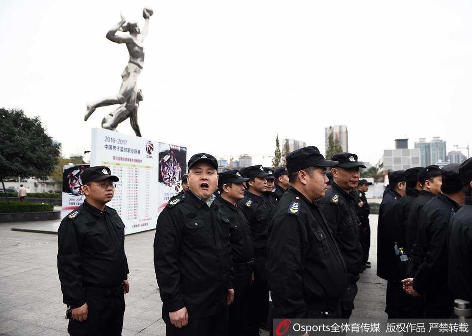 喧嚣散尽，体育馆大门缓缓关闭，门前的安保人员依旧站得笔直，他们用一整夜的坚守，为这场焦点战役画上了一个圆满的句号。